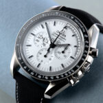 大和悠河（元宝塚歌劇団宙組）さんが愛用する腕時計・オメガ スピードマスター アポロ13号 スヌーピーアワード Ref.311.32.42.30.04.003