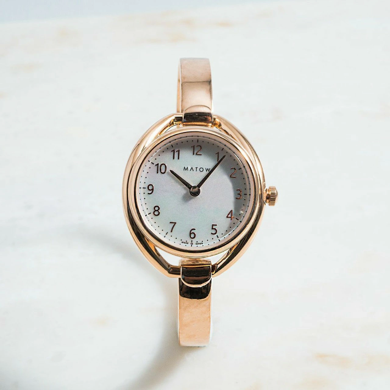 木村文乃さんが愛用する腕時計・マトウ Shiki 四季 白亜 ラウンド型